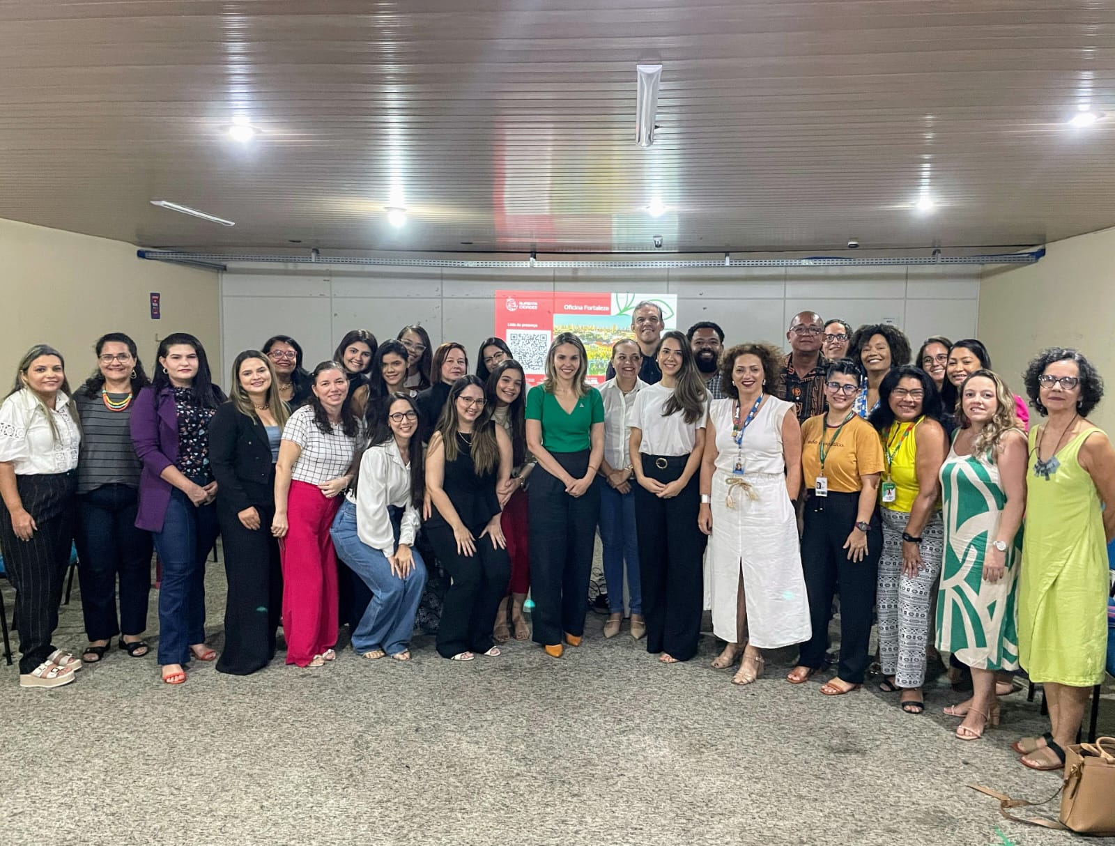 grupo de pessoas posa para a foto